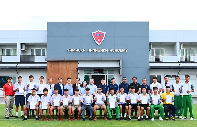 タイにおけるYamaoka Hanasaka Academy中学生・高校生の奨学生証書授与式