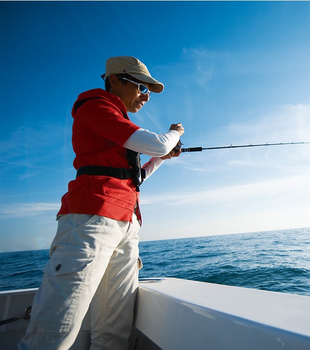 EX30B船上で釣りをする男性の写真