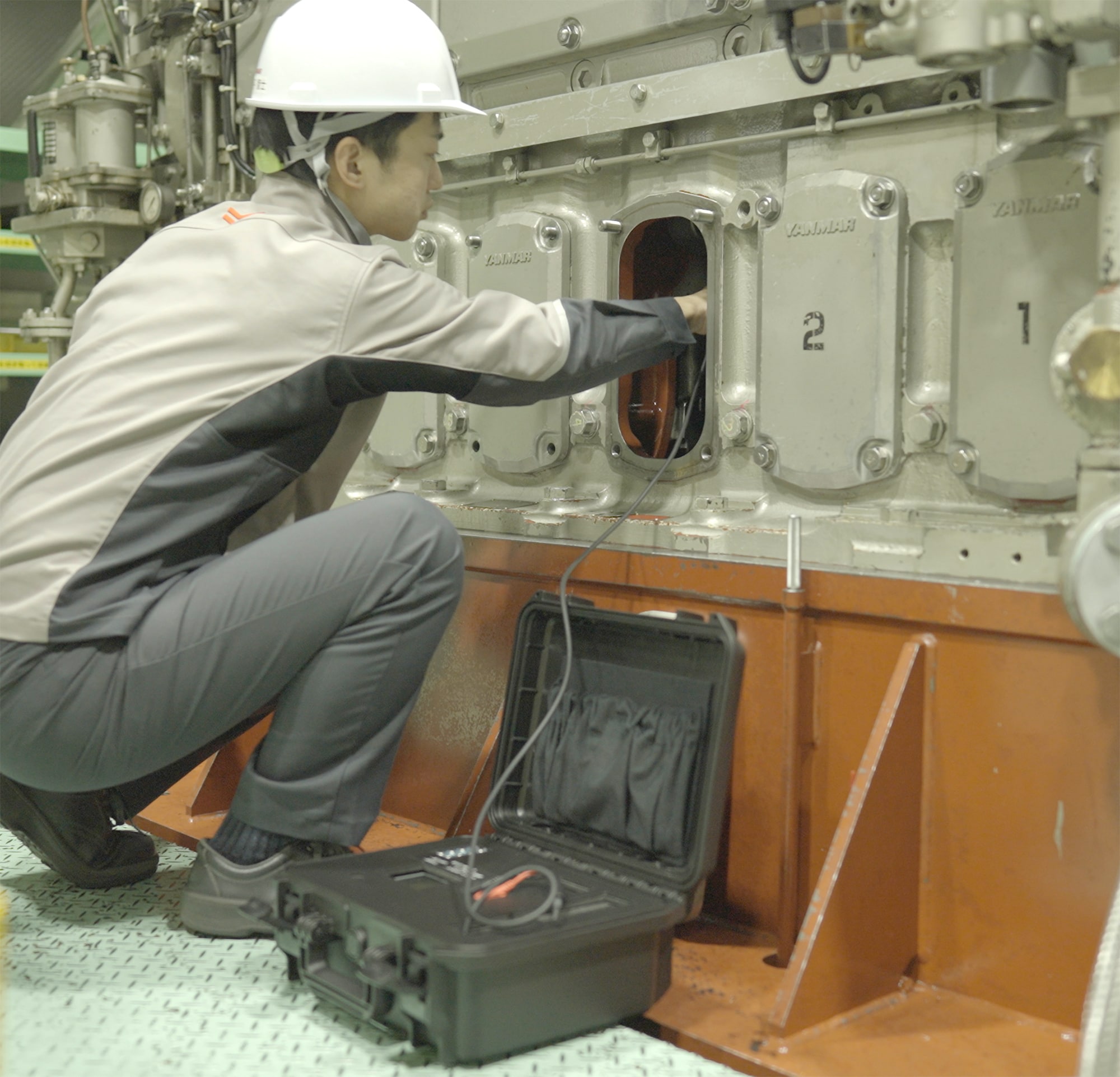 舶用エンジンの主要ボルトの締め付け状態を確認するタイトニング